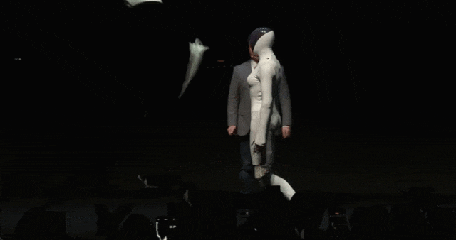 小鹏美女机器人自证“非人扮演”，最懂直男心？