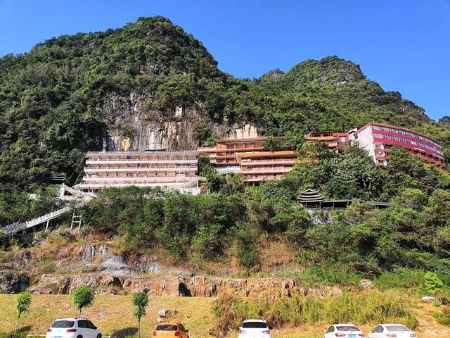 一半岩洞一半屋，广西灵阳寺