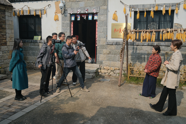 临沂要上央视啦！《与经济学家去旅行》节目近日来到了临沂取景拍摄