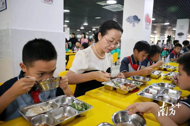 北京下了硬命令	，2027年底前，所有中小学必须告别“校外供餐	”