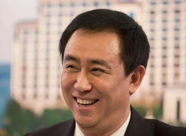 这下麻烦大了！短短3个月，许家印再迎5大噩耗，王健林的话应验了