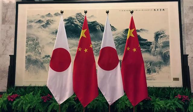 日本高官紧急访华求和，高市早苗已求锤得锤	，被民众要求下台谢罪