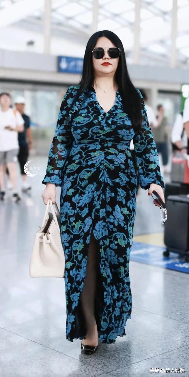 50岁李湘现身机场，200斤体重气场强大！走起路来肉都在颤抖