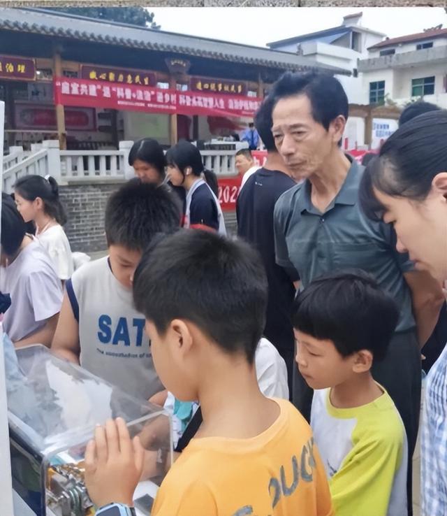 科技燃爆社区！锦江镇东风居民沉浸式解锁“科学狂欢”