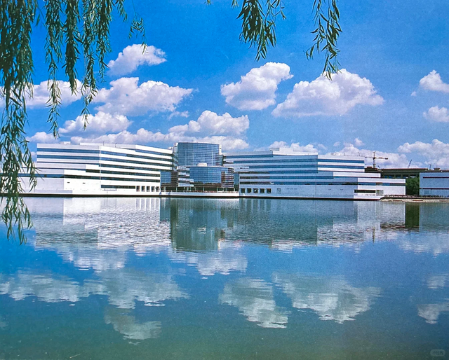 这里是1988年的天津，蜿蜒的海河横穿市区