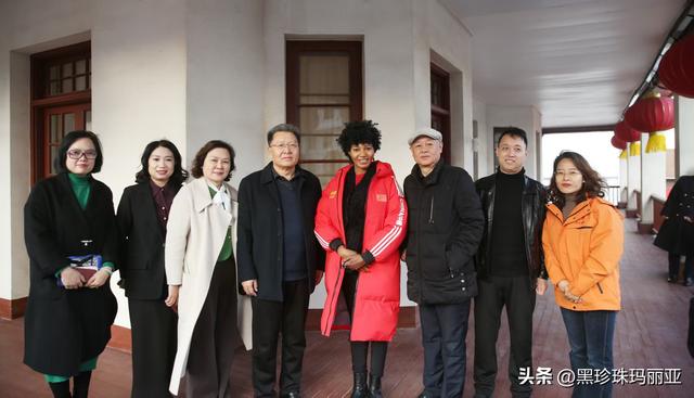 黑珍珠玛利亚到访运城 朝圣关帝庙传中非情谊