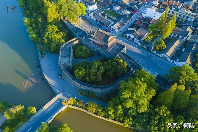 朝宗楼是荆州城墙上唯一的古城楼,所以有两道铁门把关,闲人莫近