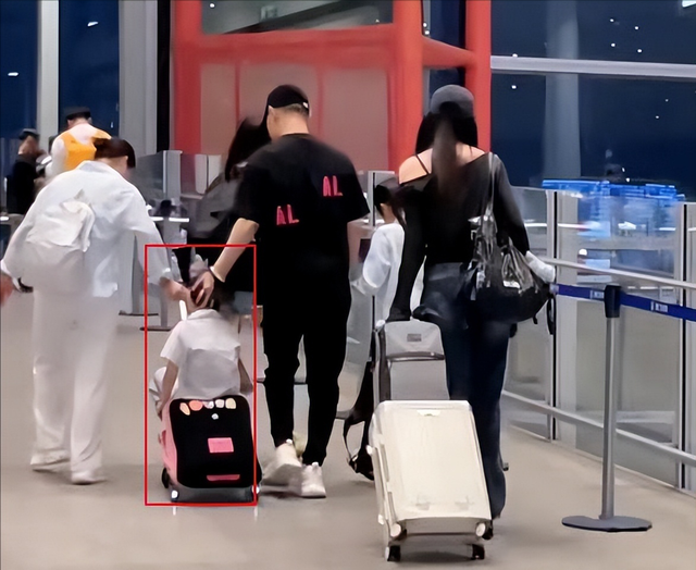 汪峰带4个儿女回国，落地不到48小时，恶心的一幕出现了
