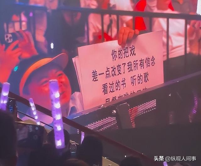 北京偶遇王心凌，身材矮小、皮肤白嫩，路人小孩看到后表情亮了