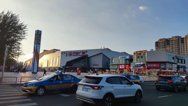 乌兰察布霸王河大桥两岸，河水缓缓流淌，两岸绿树成荫，空气清新