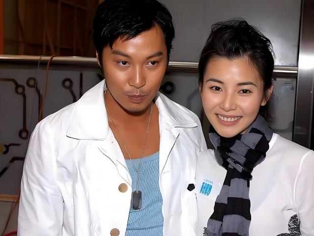21岁拍三级，30岁被出轨，38岁嫁大佬，如今52岁没孩子也被宠成宝