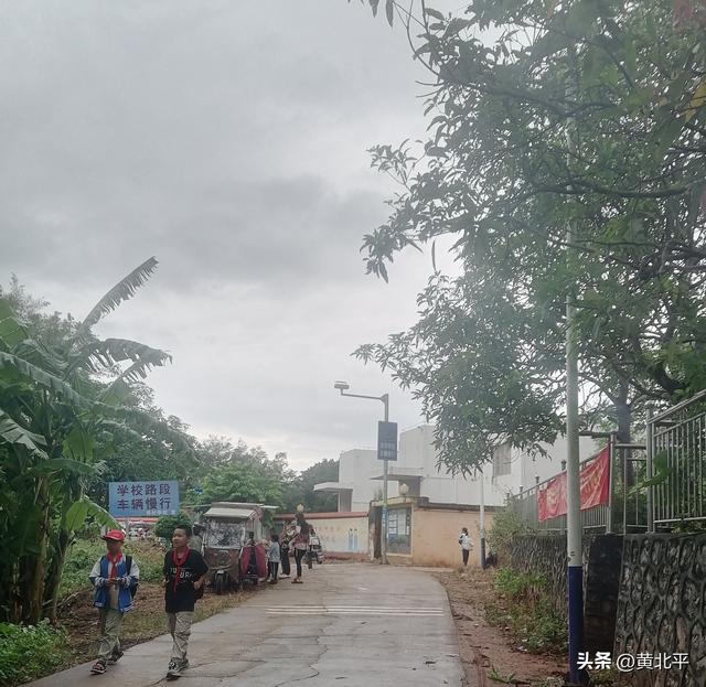 广西南宁市宾阳县邓姓人家起居而得名邓村，村内没有一户人家姓邓