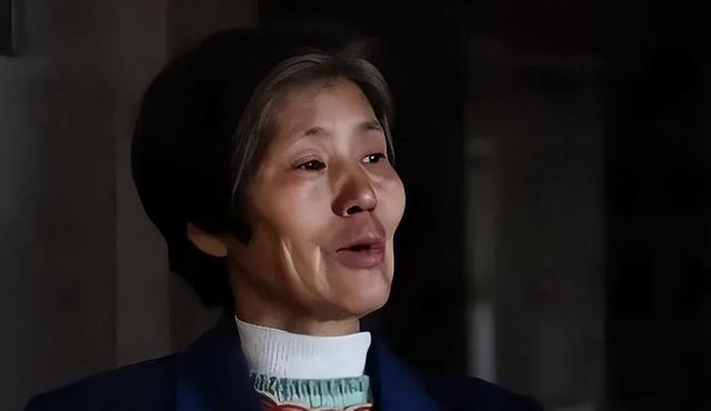 29岁女孩车祸成植物人遭父母抛弃，谁料，护工竟带回家当宝养！