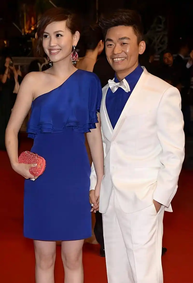 43岁王宝强也没想到，14岁女儿和15岁儿子，已经开始为他争光了