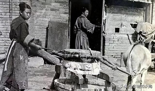 老照片：晚清时期，一名被浸猪笼的女子，躺在地上，民众冷漠围观