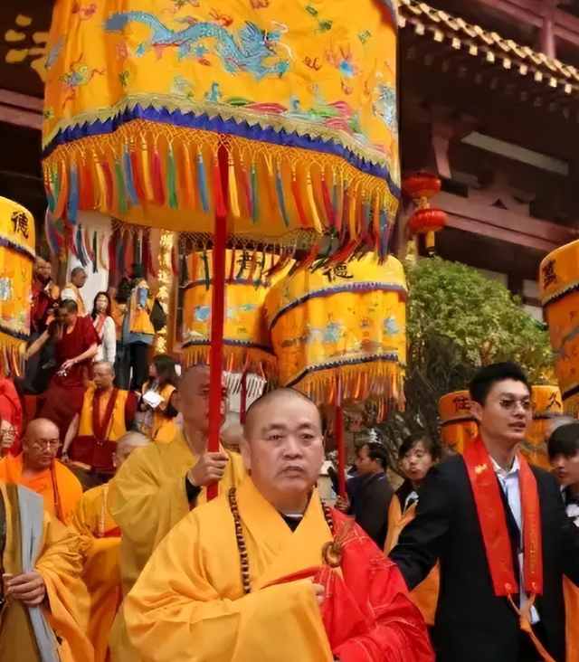 越扒越猛！释永信在少林寺有多爽，你根本想不到！难怪佛协再痛批