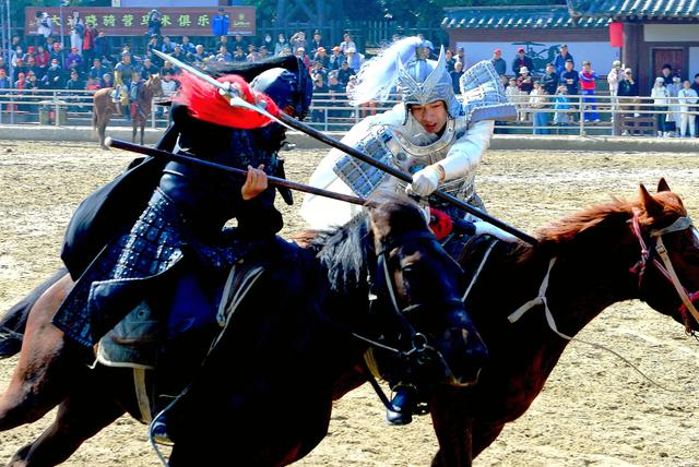 战马嘶风处：三英战吕布的三十年武魂