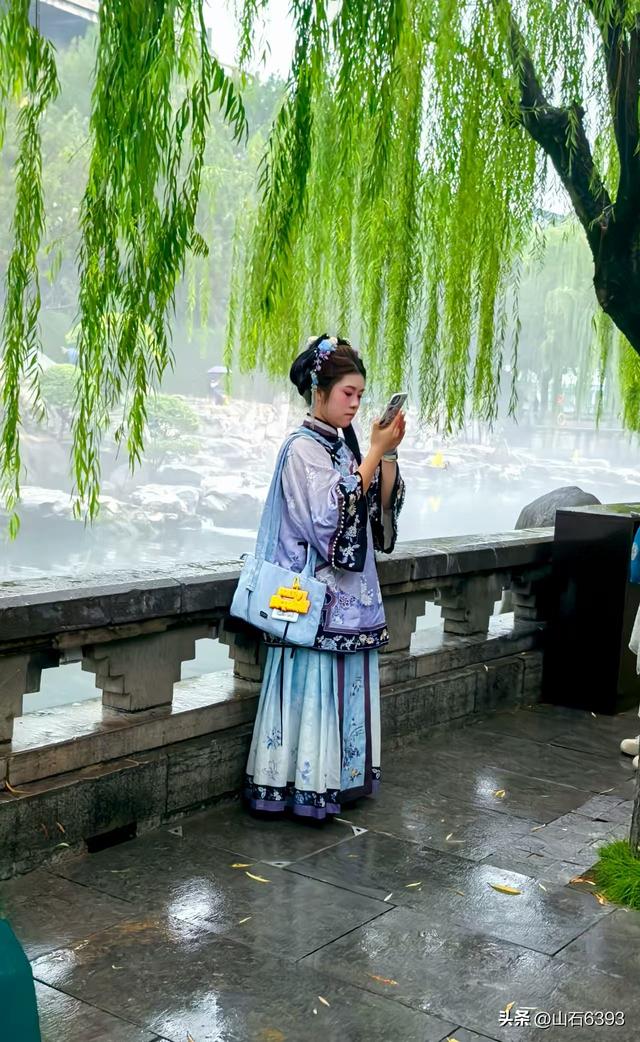 新华社原军事记者陶俊峰泉城美拍：秋雨后 护城河边美如画