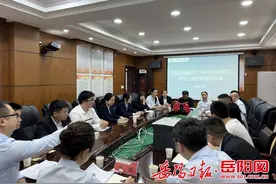 临湘农商银行召开“闪闪发光的你”新员工劳动竞赛活动推进会图片