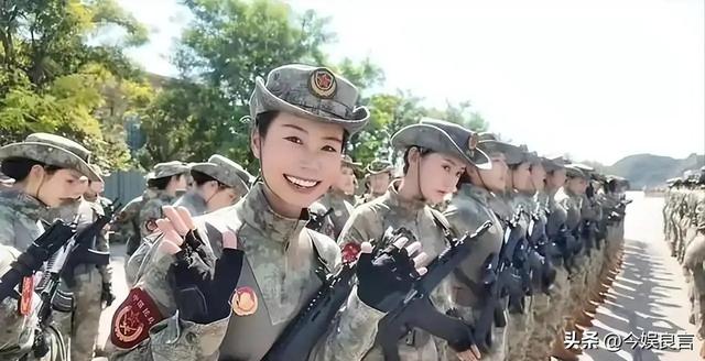 女民兵李思颖阅兵回家后仅半天，又有一个新身份：河北工大研究生
