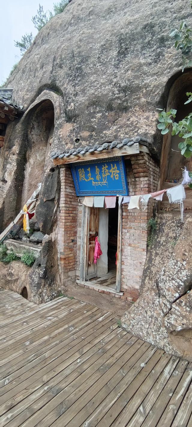 马蹄寺千佛洞旅游文化景区。