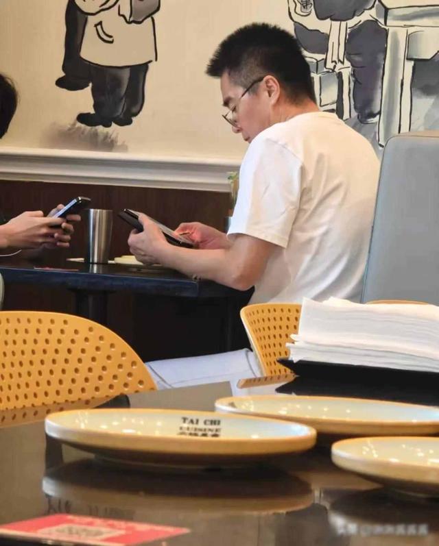 何晴葬礼寒风中的独子，父亲缺席之谜，兄弟天各一方真相几何？