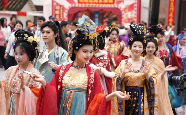 旅游大巴进村凑热闹！湛江百姓村年例火爆出圈，成湛江文旅新名片