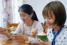 美知乎：为啥中国人吃饭端碗？韩国人：文明国家吃饭都把碗放桌上图片