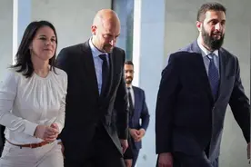 德国女外长突访叙利亚，朱拉尼拒握手很尴尬图片