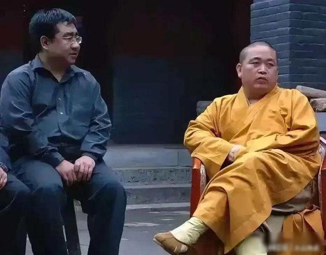 释永信与师姐释永梅合影流出！22年前，她胸前挂着当时最时尚手机