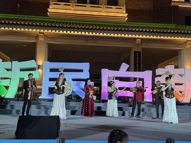 在新民大街，我被360°的快乐和人潮“包围”了！