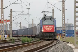 入疆电商运输时效再提速 有效助力降低全社会物流成本 丝路电商班列（西安—乌鲁木齐）开行突破100列图片