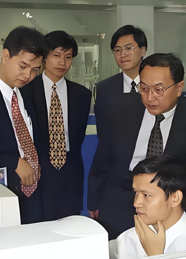 风向变了？官媒接连锐评，没给雷军留一丝体面，董明珠话有人信了