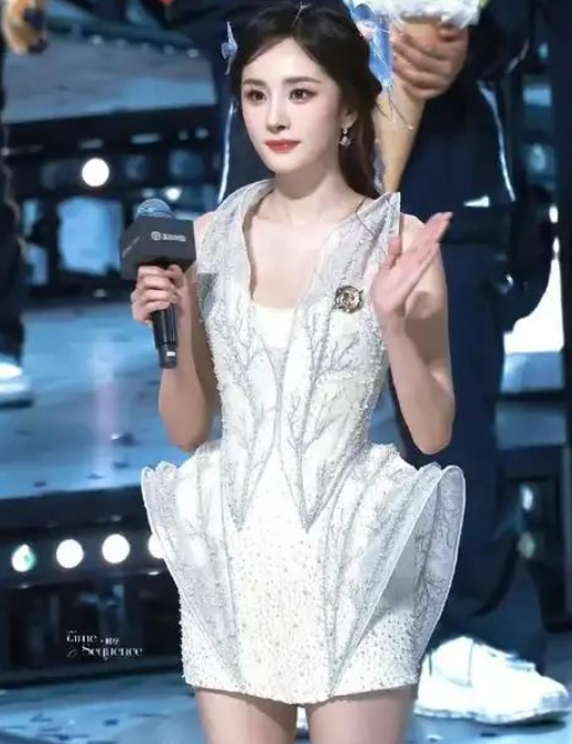 离婚7年，39岁杨幂高调宣布喜讯，刘恺威终为自己的错误买了单！