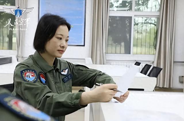 阅兵女机长身份曝光！私生活被扒牺牲太大，老公不简单，央视点名