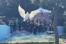 李玟老公近况曝光！缺席葬礼携女儿与友人聚餐，说笑打闹全无悲伤图片