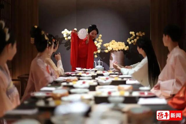 现场围满人！绍兴百年老字号玩新花样？晚上有古装美女在楼上跳舞