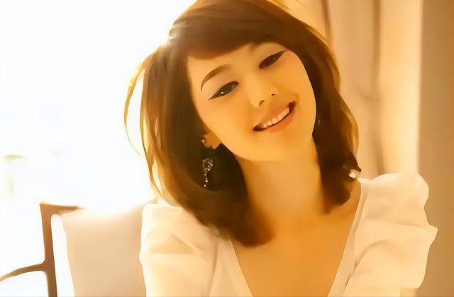 私生活混乱？遭央视“开除”？被传和小尼结婚的她，如今怎么样了