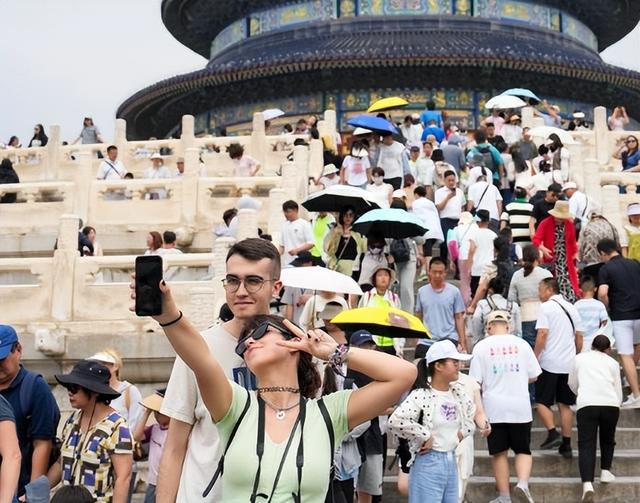 老外疯狂涌入中国？数据令人扎心：欧美游客数量恢复还不到一半！