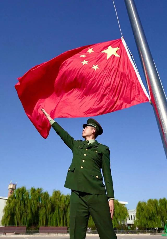 阅兵结束10天，“最帅升旗手”张自轩被骂10天！如今他后悔了吗?