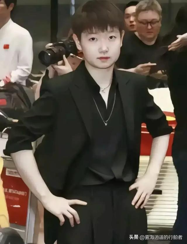 孙颖莎黑西装杀疯了！短发利落气场全开，麦克风前slay全场