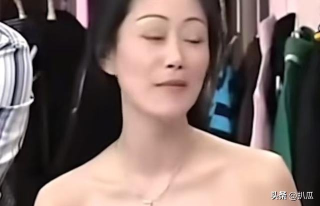 被丈夫出轨8次，被闺蜜无情背叛，43岁抑郁后在家中烧炭自尽