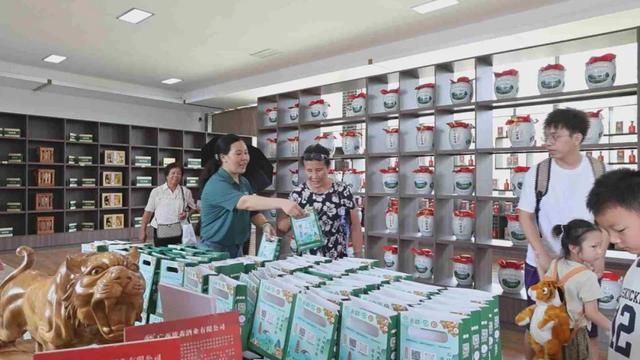 传递清甜魅力 平南县在各大景区推出平南石硖龙眼伴手礼