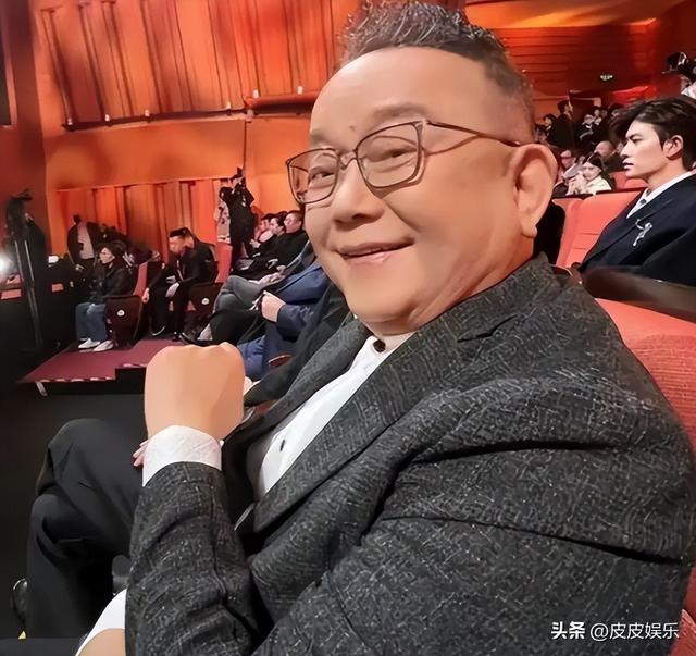 事实证明，被传卖掉上亿豪宅移民美国的王刚，已经走上另一条大道