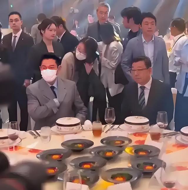 刘德华饭局的应酬照流出，满脸的无奈和不情愿！