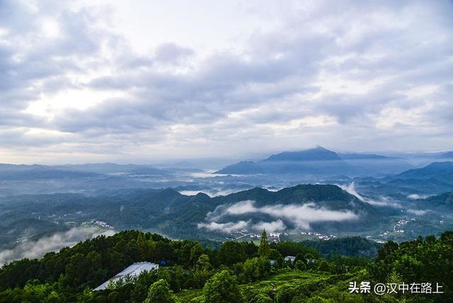 汉中云峰寺日出：金光照破雾千层，半是仙踪半是尘​！