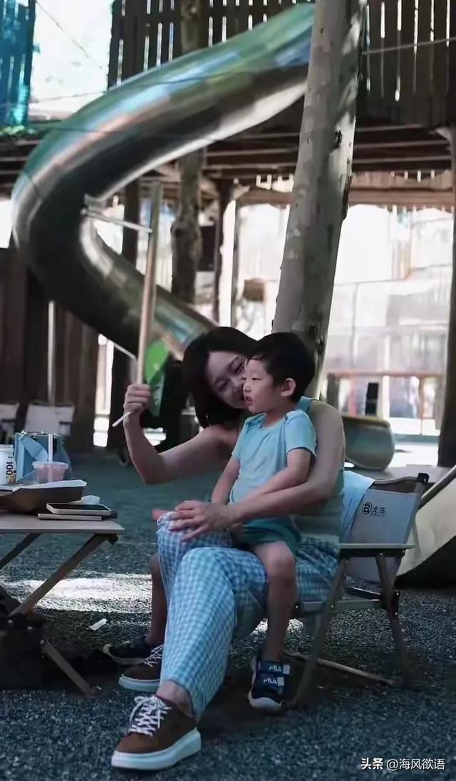 李七月周末带娃逛北京宝地,娃玩到不想走,喝奶茶的样子暖到心化