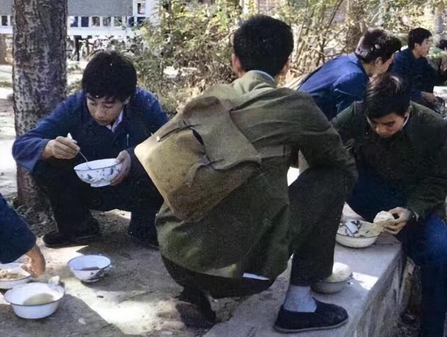 八十年代初中毕业，女孩塞给了我一封信笺，让我三年之后再来见她