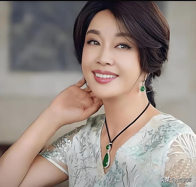 刘晓庆担心的事发生了！意外摔倒、分人不清，75岁不服老不行了？