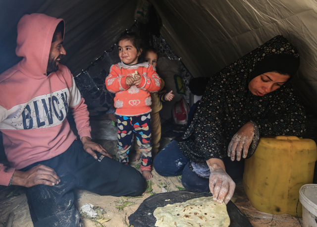 枪声里的日常：加沙家庭白天躲空袭抢粮，夜晚躲废墟帐篷忍饥寻水